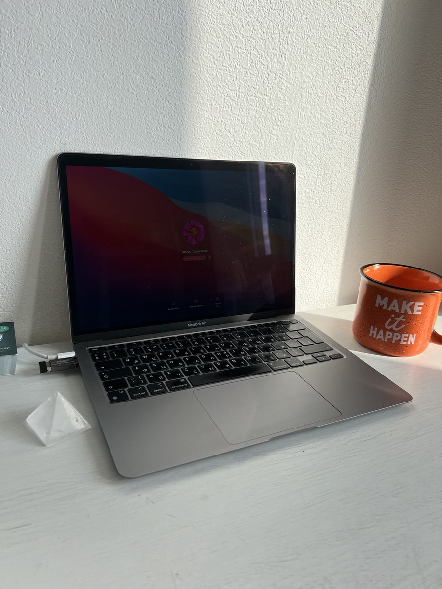 Мои попытки создать уют в квартире с отделкой от застройщика и из старой хозяйской мебели. Фото из личного архива автора.