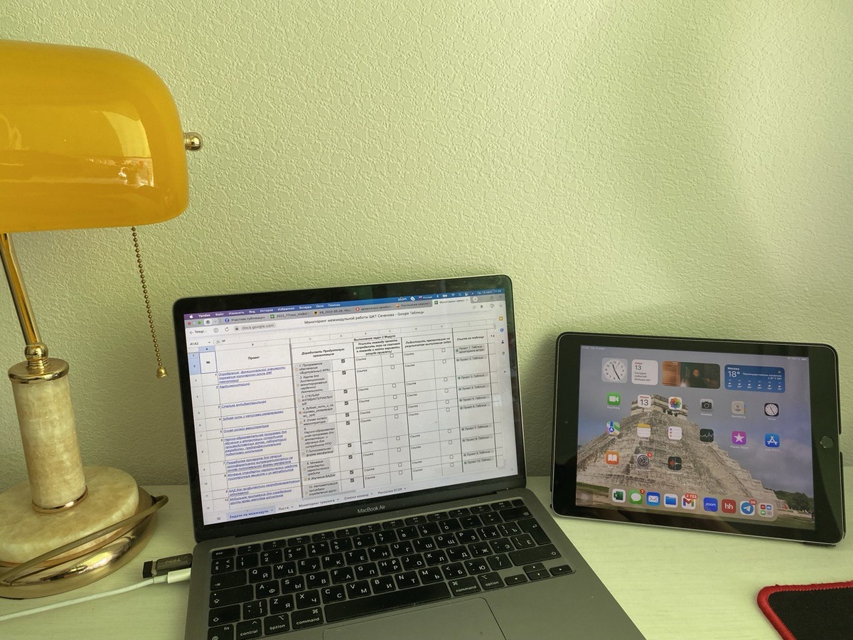 Мои попытки создать уют в квартире с отделкой от застройщика и из старой хозяйской мебели. Фото из личного архива автора.