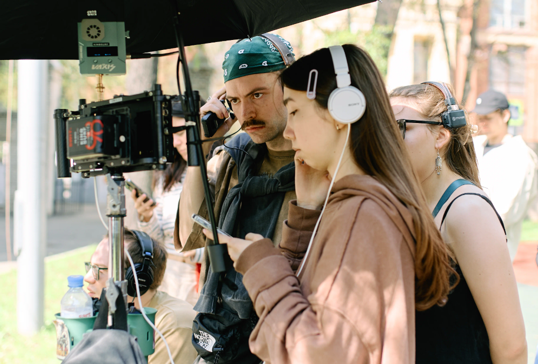 Режиссёр Сергей Малкин на съёмках фильма "Здесь был Юра". Фото: Кинопоиск