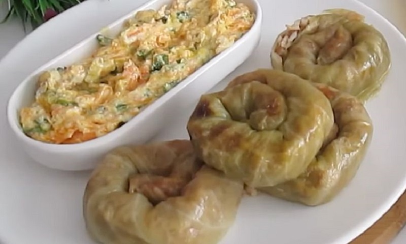 Голубцы “улитки” из духовки: старое блюдо в новой подаче, которая удивит домашних