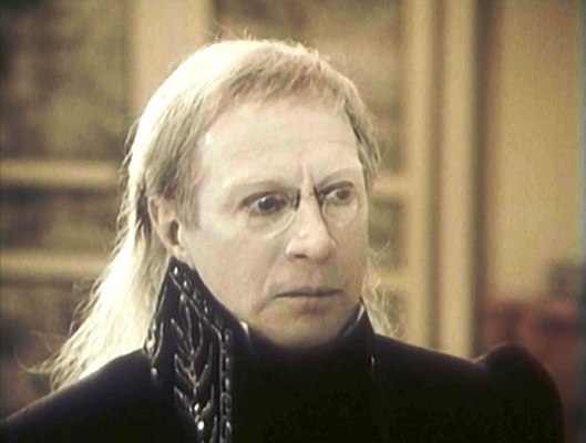 Давиль явно уже немолод и измотан непрестанными трудами на благо отечества.