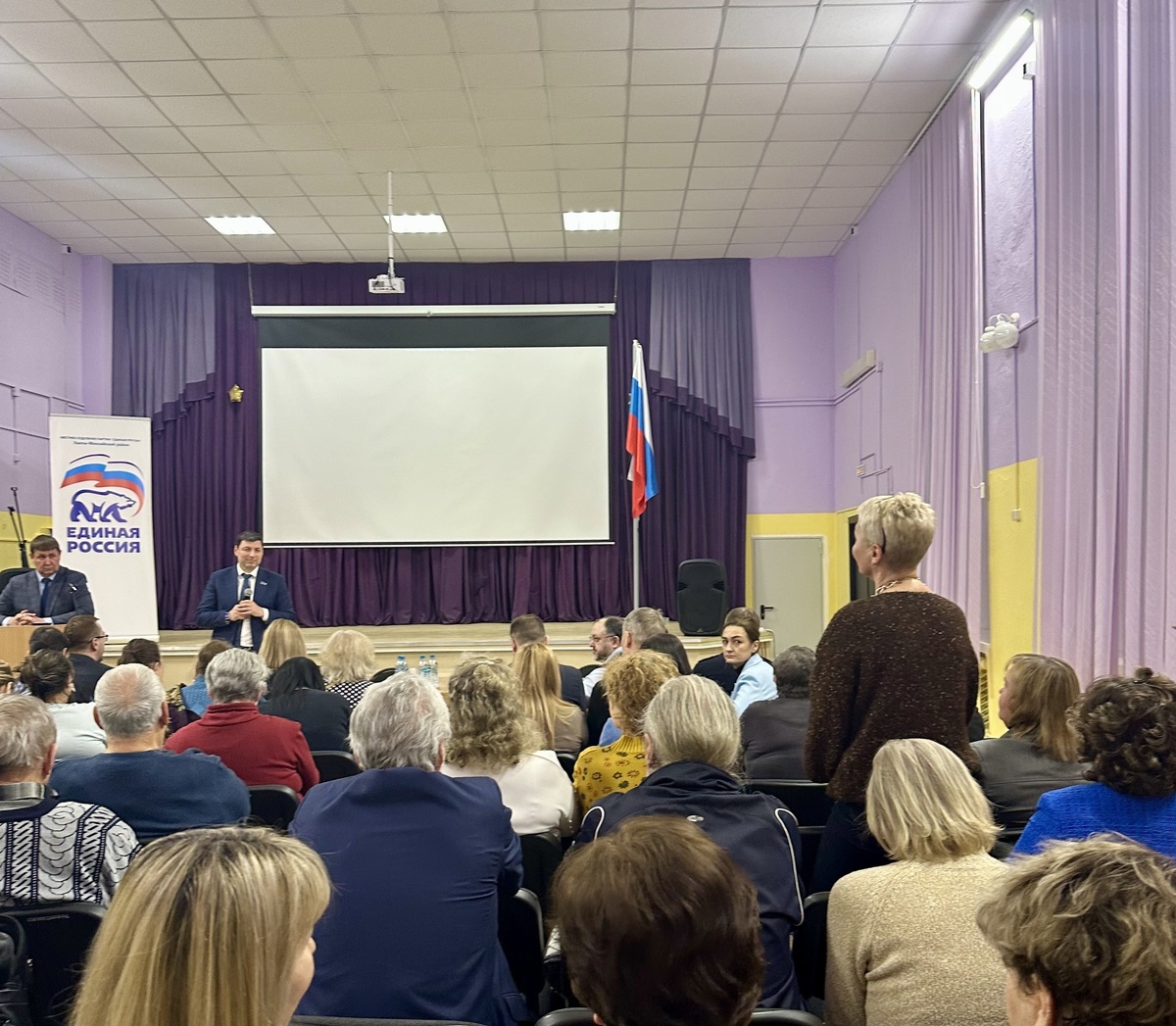 За помощью парламентарию обратились жители Горноправдинска и Луговского. Так, мать участника СВО ходатайствовала о присвоении сыну региональной награды – медаль «За мужество и доблесть в специальной военной операции».Николай Ташланов пояснил, что закон об учреждении этой почётной награды был принят Думой Югры в конце прошлого года и в настоящий момент на региональном уровне завершаются организационные процедуры и механизмы принятия решений о поощрении бойцов. Депутат взял вопрос на личный контроль, отметив, что каждый герой должен получить заслуженное признание.