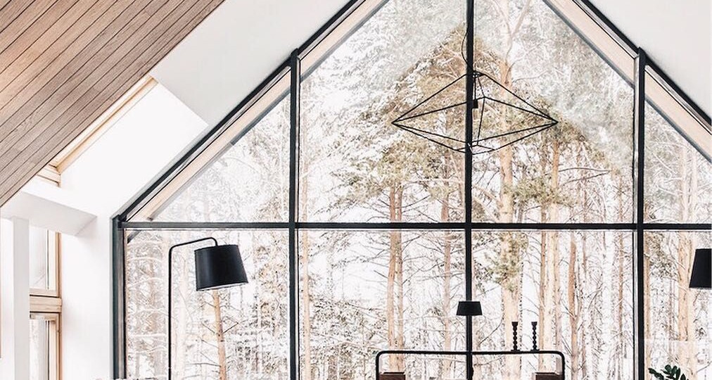 Почему загородные дома с панорамными окнами проваливаются зимой — и как этого избежать.