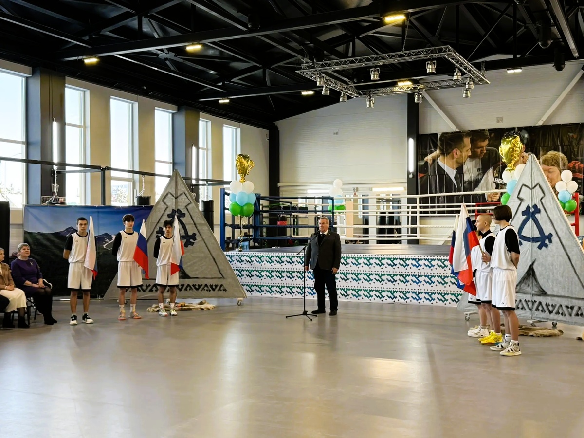 Примечательно, что в день открытия в спорткомплексе прошли первые состязания. На ринг вышли атлеты, представляющие сборную Югры и команду Берёзовского района.«Перед соревнованием познакомился с участником акции «Ёлка желаний» 12-летним Мишей, чьей мечтой стала встреча с Губернатором Югры. Его папа сейчас выполняет боевые задачи в ходе специальной военной операции, сражаясь за правду и мир. Гордимся нашими героями и поддерживаем их семьи! Новый объект оснащён всем необходимым оборудованием для занятий боксом и борьбой и соответствует самым высоким стандартам. Теперь у Миши и других ребят из Берёзово есть возможность заниматься спортом в комфортных условиях, расти сильными и здоровыми. Появление объектов такого уровня в отдалённых поселениях автономного округа в очередной раз подтверждает: Югра – территория спорта», – написал в своих социальных сетях Руслан Кухарук.Приветствуя участников турнира Борис Хохряков подчеркнул, что спортивный комплекс носит имя чемпиона мира, «Сибирского Рокки» – Руслана Проводникова: «Путь, который прошёл Руслан Михайлович от простого берёзовского парня до чемпиона мира, доказывает каждому мальчишке, который сюда войдёт: здесь нет ничего невозможного. Если есть характер, если есть вера в себя и поддержка родной земли – всё получится. Я знаю, как Руслан Михайлович переживал за этот объект. Для него это не просто здание. Это место силы. Возможно, об открытии собственного именного зала мечтает каждый спортсмен, и сегодня эта мечта сбылась».