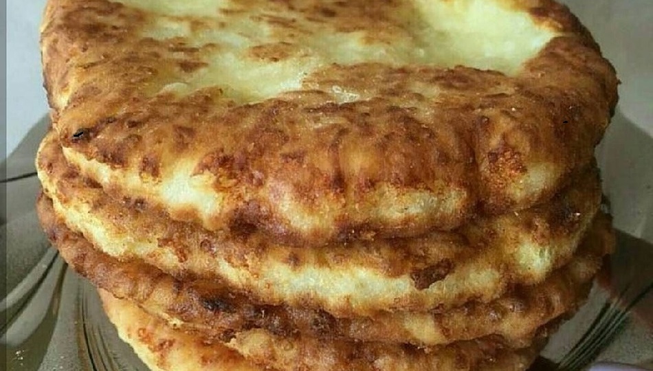 Замешали и сразу жарьте - Сырные лепешки на кефире на сковороде. Быстрый рецепт
