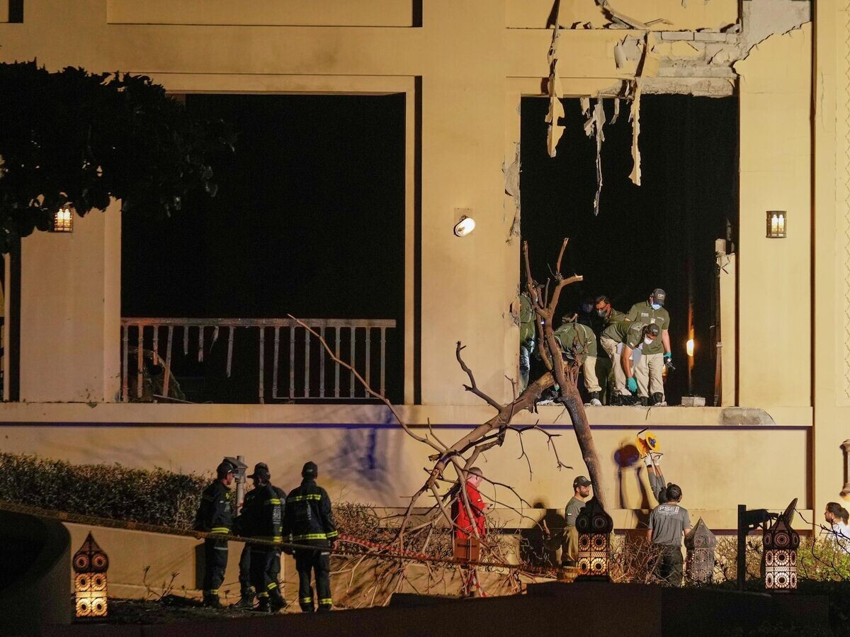    На месте взрыва в отеле Fairmont The Palm в Дубае | © AP Photo / Altaf Qadri