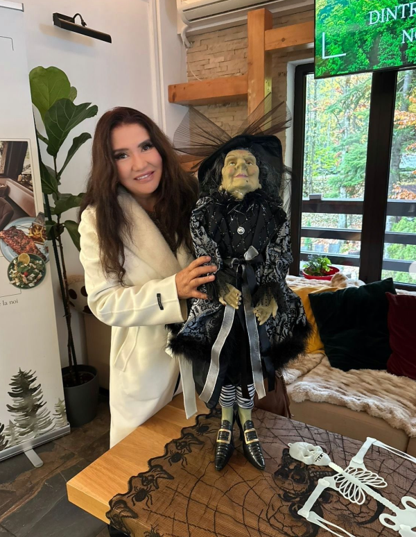 Пока Кажетту не приглашали принять участие в мистическом шоу