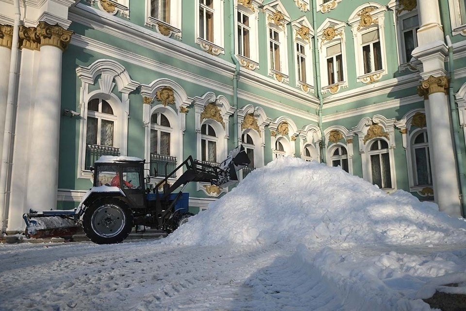    За 27 февраля погрузчики и самосвалы очистили магистрали от 28 тысяч кубометров снега. Алексей БУЛАТОВ