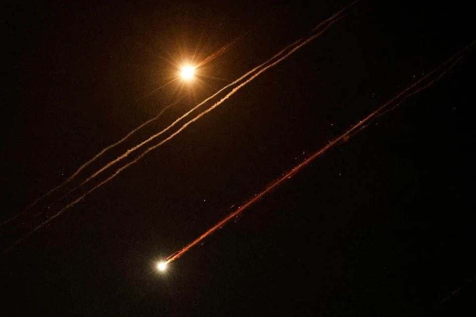    Четыре человека ранены в Palm Jumeirah в Дубае из-за пожара от обломков ракеты REUTERS