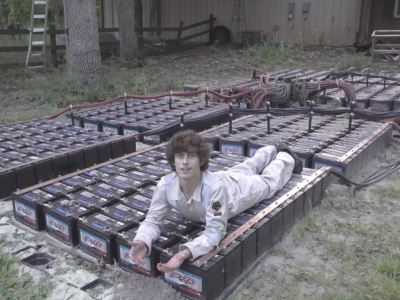    YouTube-блогер спроектировал «домашнюю молнию» из 400 аккумуляторов