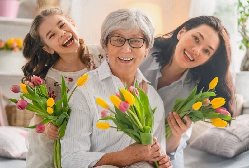 Мимоза, тюльпаны и мамины руки: каким мы помним 8 Марта и как поздравить тех, кто нам дорог