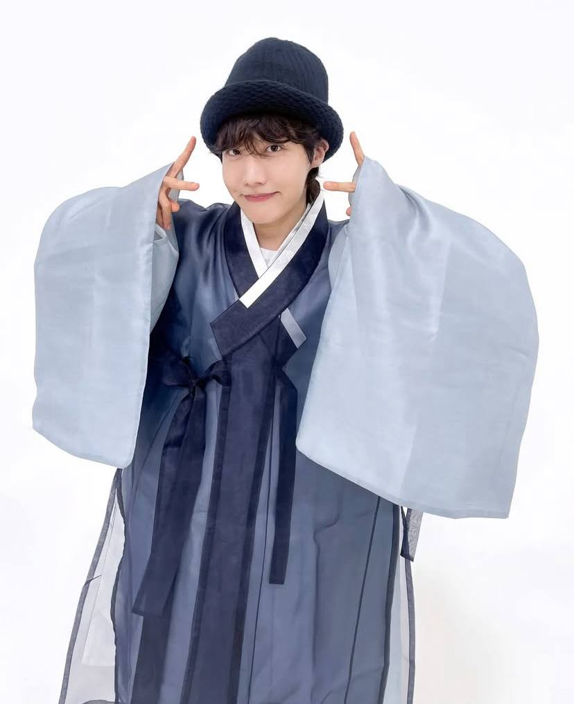 J-Hope из BTS в ханбоке в честь праздника урожая «чхусок», 2022 год. / Фото: Instagram uarmyhope