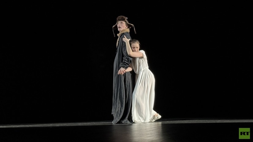     Сцена из спектакля Театра имени Вахтангова «Ромео и Джульетта» в постановке Олега Долина RT