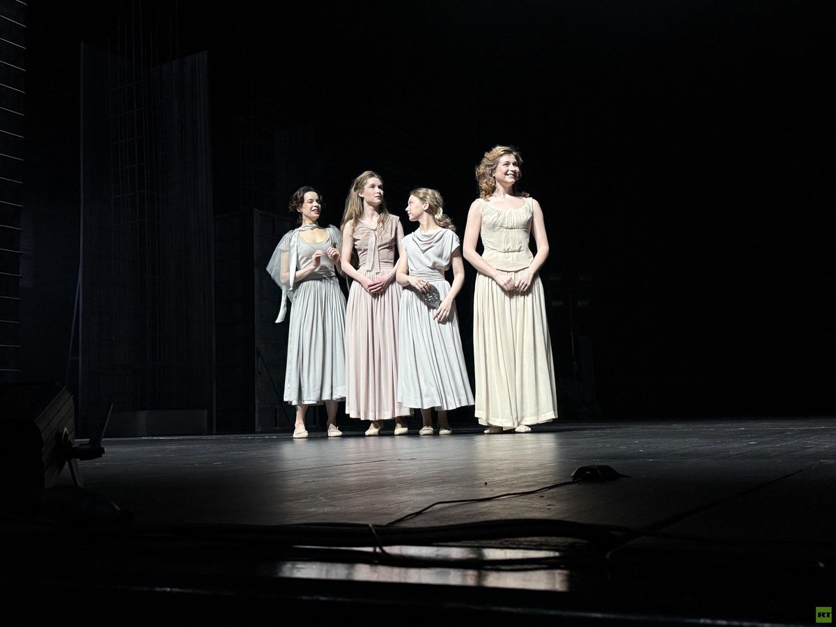     Сцена из спектакля театра имени Вахтангова «Ромео и Джульетта» в постановке Олега Долина / RT