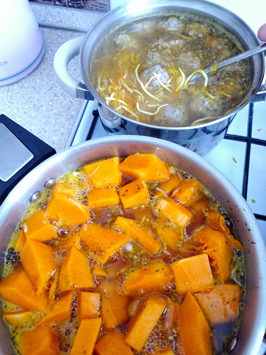 Нам с мужем тыквенный супчик, а детям с лапшой и мясом. 