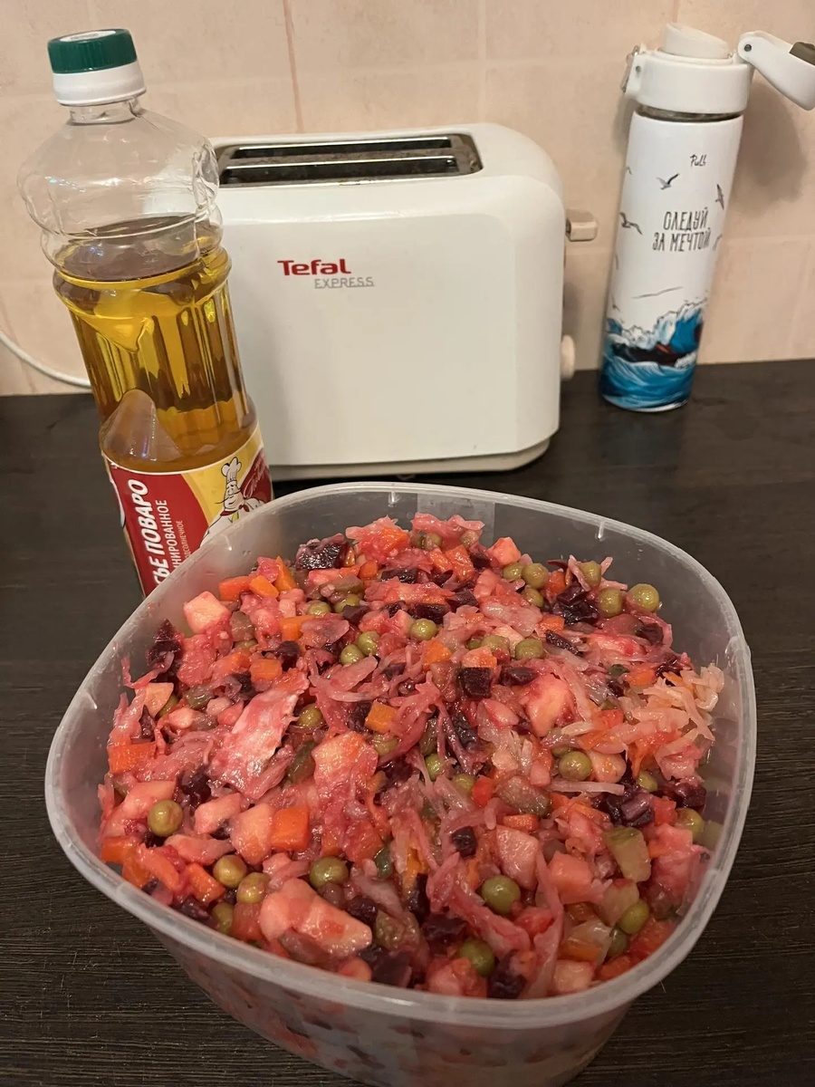 Всю еду перекладываю в контейнер и отправляю в холодильник.