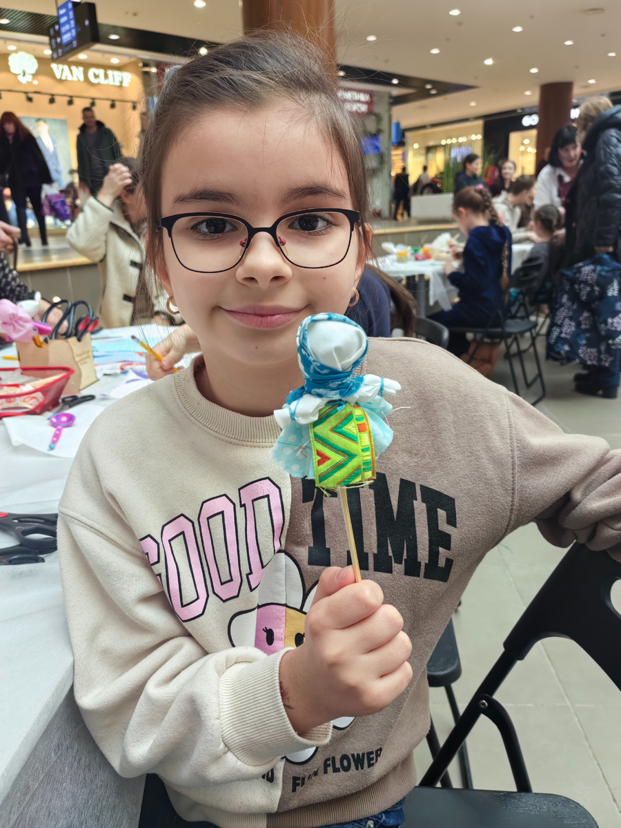 Дочь на мастер-классе на Масленицу