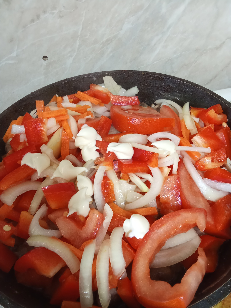 Положила майонез.