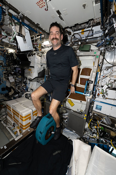 Джек Хэтэуэй занимается на велоэргометре CEVIS в ЛМ Destiny. Фото: nasa.blog.com