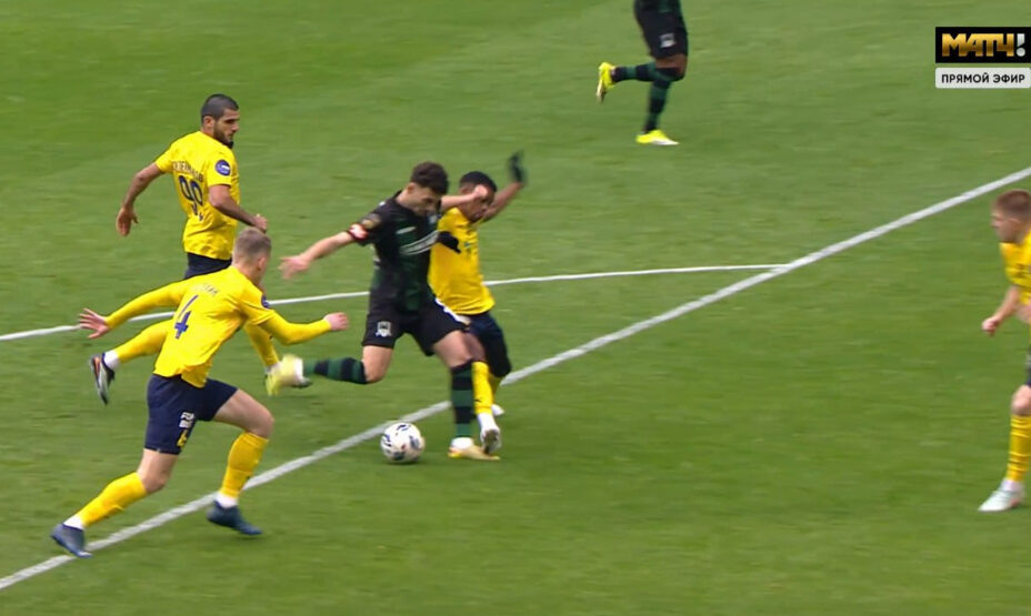   Роналдо наступил на Сперцяна и нарвался на пенальти для «Ростова». Фото: скрин с трансляции «Матч ТВ»