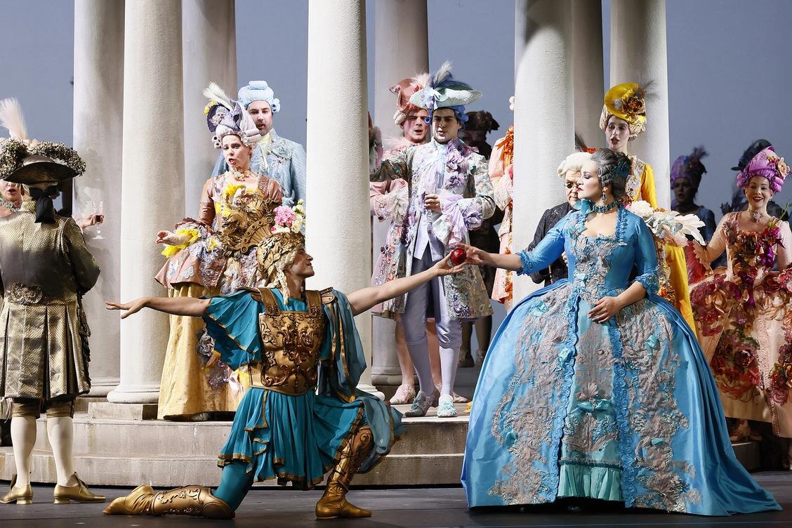 Сцена из спектакля: Принцесса Буйон ( К. Дудникова) 