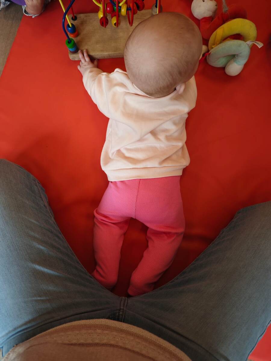 Дочка первый раз в яслях, исследует территорию :) Ноги в кадре - мои!