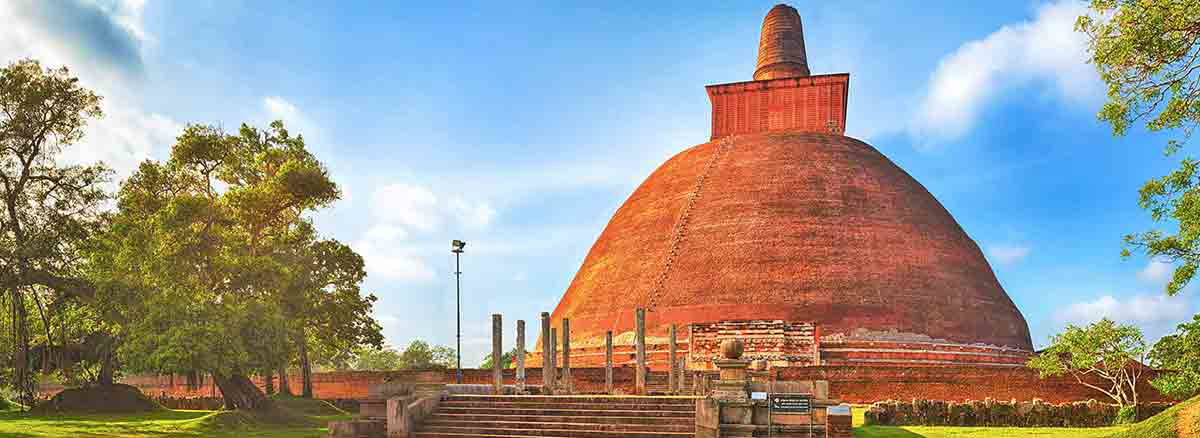 Абхаягири Дагоба в древнем городе Анурадхапура. Источник: Lovesrilanka.org