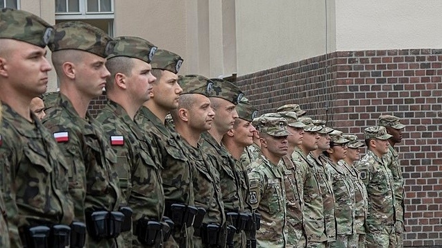     Польские солдаты   
(сс) Garrison Waites