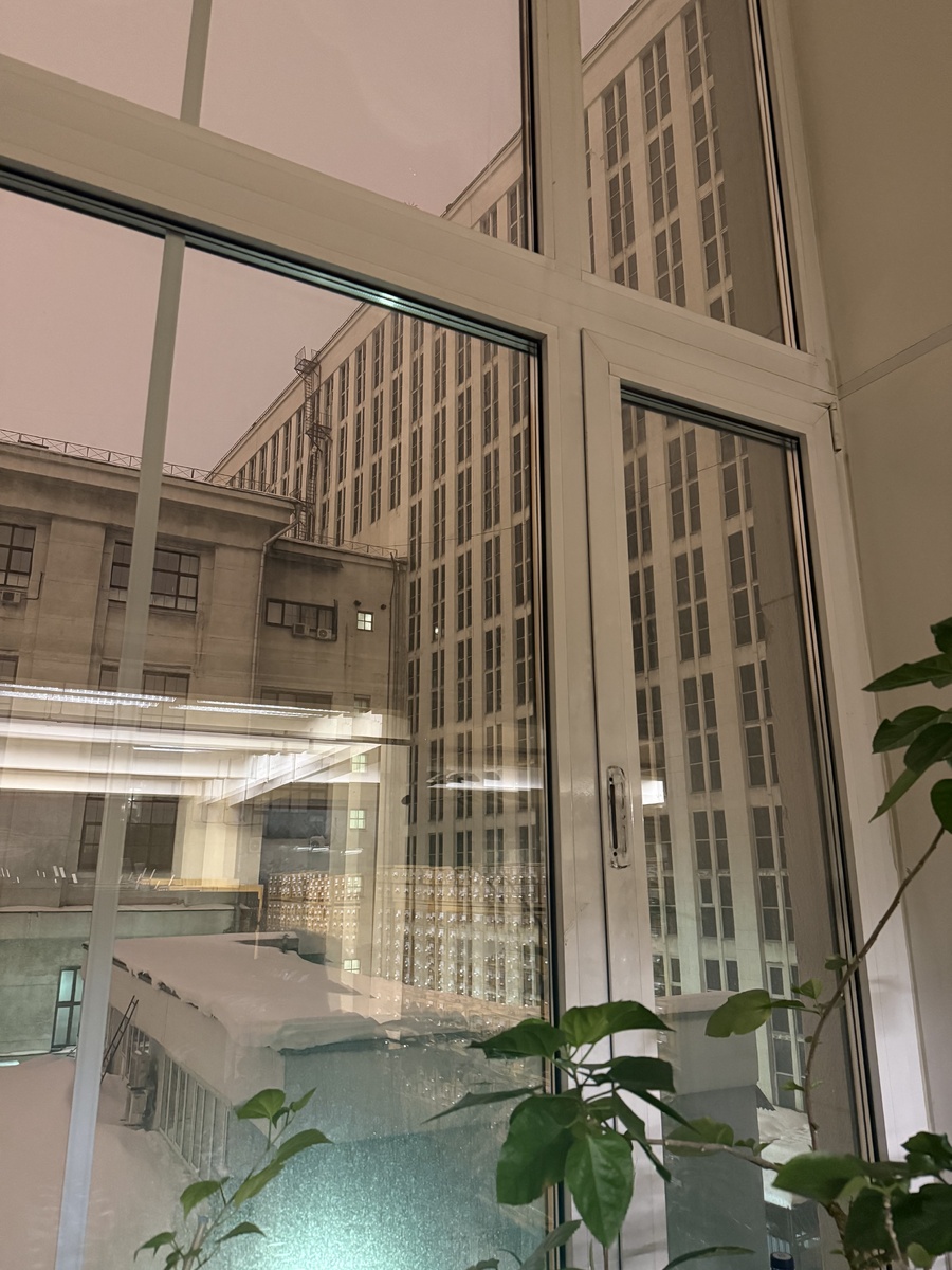 Здание центрального книгохранилища справа на фото