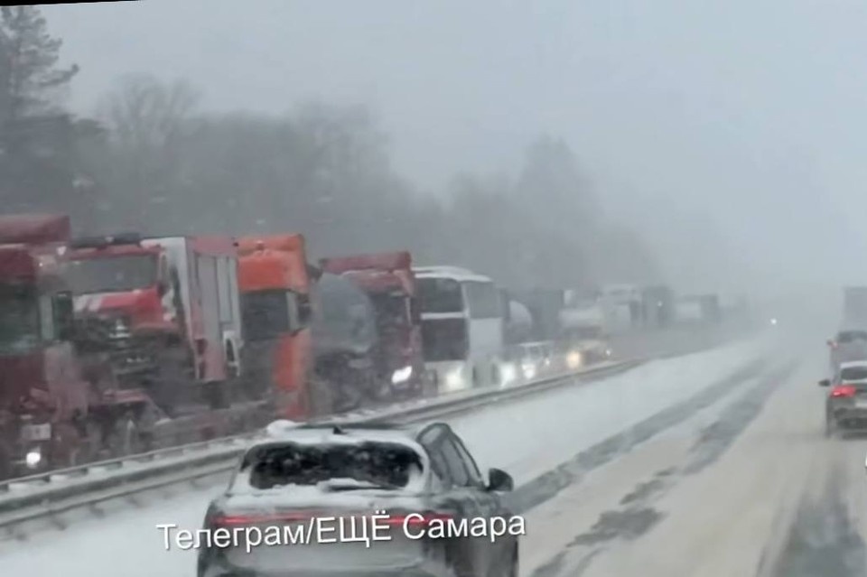   Водители большегрузов и легковушек оказались в плену. Фото: скриншот видео/t.me/eshcho_samara/13686