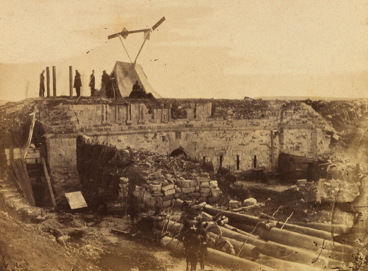 Малахов курган. Поврежденная оборонительная башня 