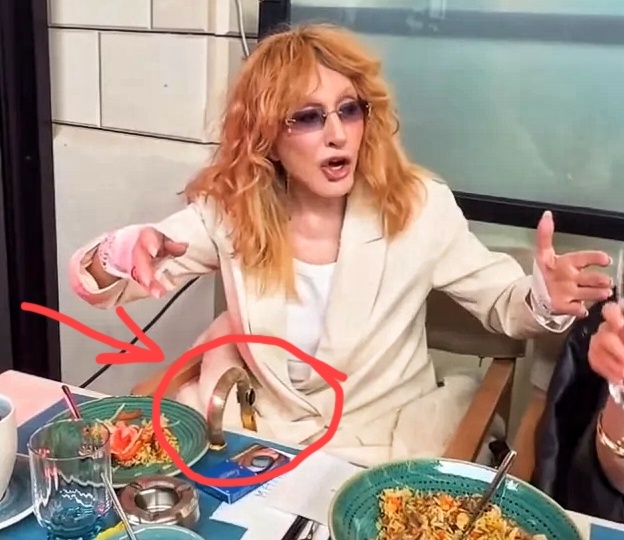 А что с ногами? Пугачева хотела "разрешить" весну на Кипре, но показала лишнее в кадре