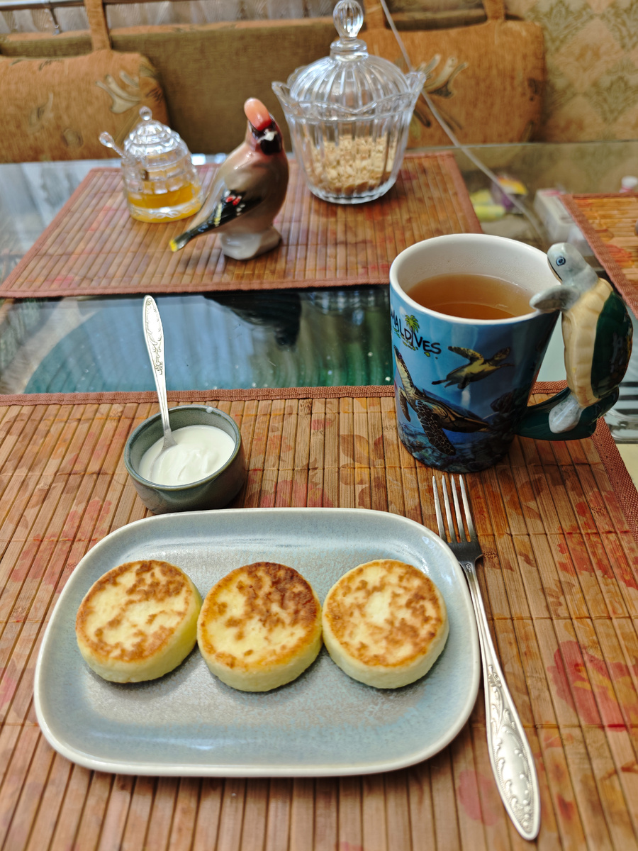 Сырники со сметаной и чай с лимоном