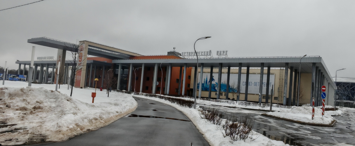 Сегодня комплекс выглядит особенно непривлекательно.