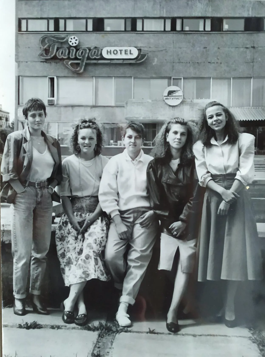 Братчанки возле гостиницы "Тайга"
