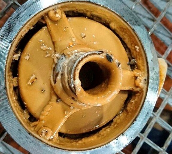 Кальциевые отложения (накипь) на арматуре трубопроводов перекачки противогололёдного реагента.