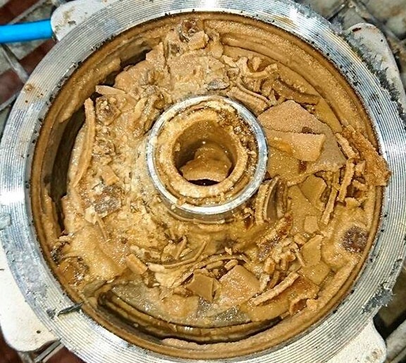 Кальциевые отложения (накипь) на арматуре трубопроводов перекачки противогололёдного реагента.