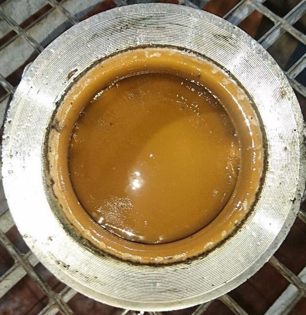 Кальциевые отложения (накипь) на арматуре трубопроводов перекачки противогололёдного реагента.