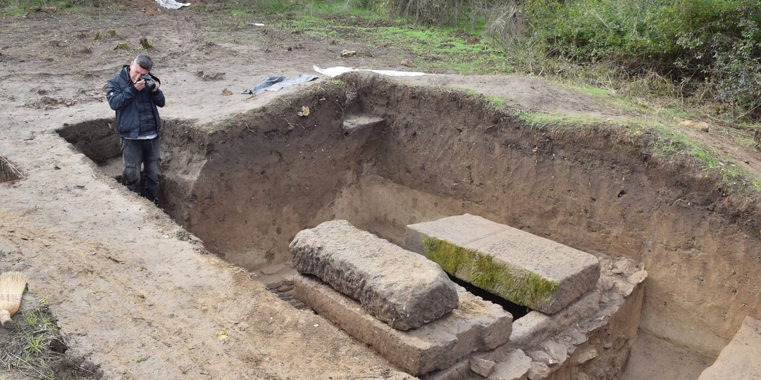 Когда дерево рухнуло под его корнями открылись ровные плиты с выбитыми на них надписями