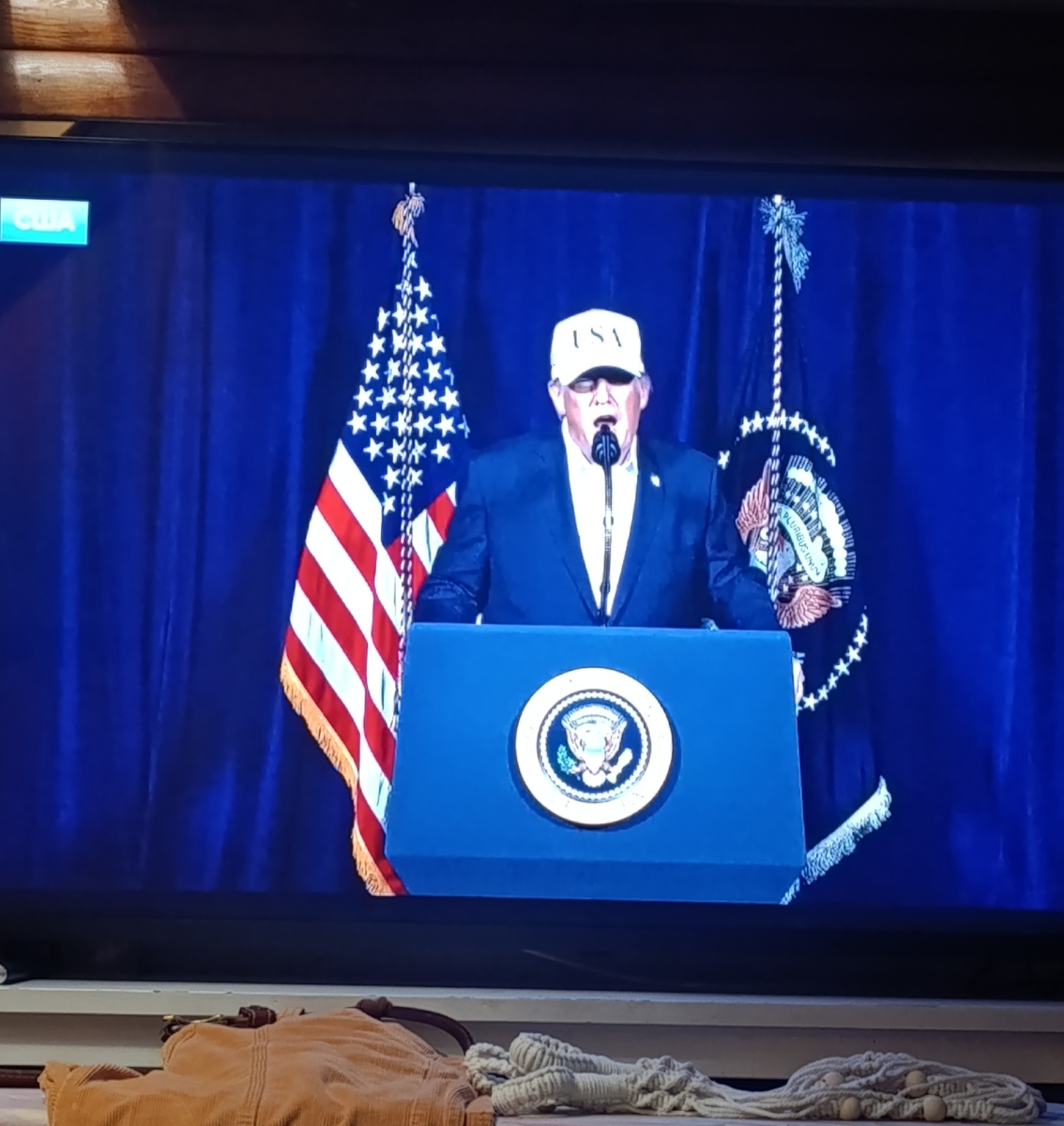 Фото автора. Дома, вечер, телек, новости. 