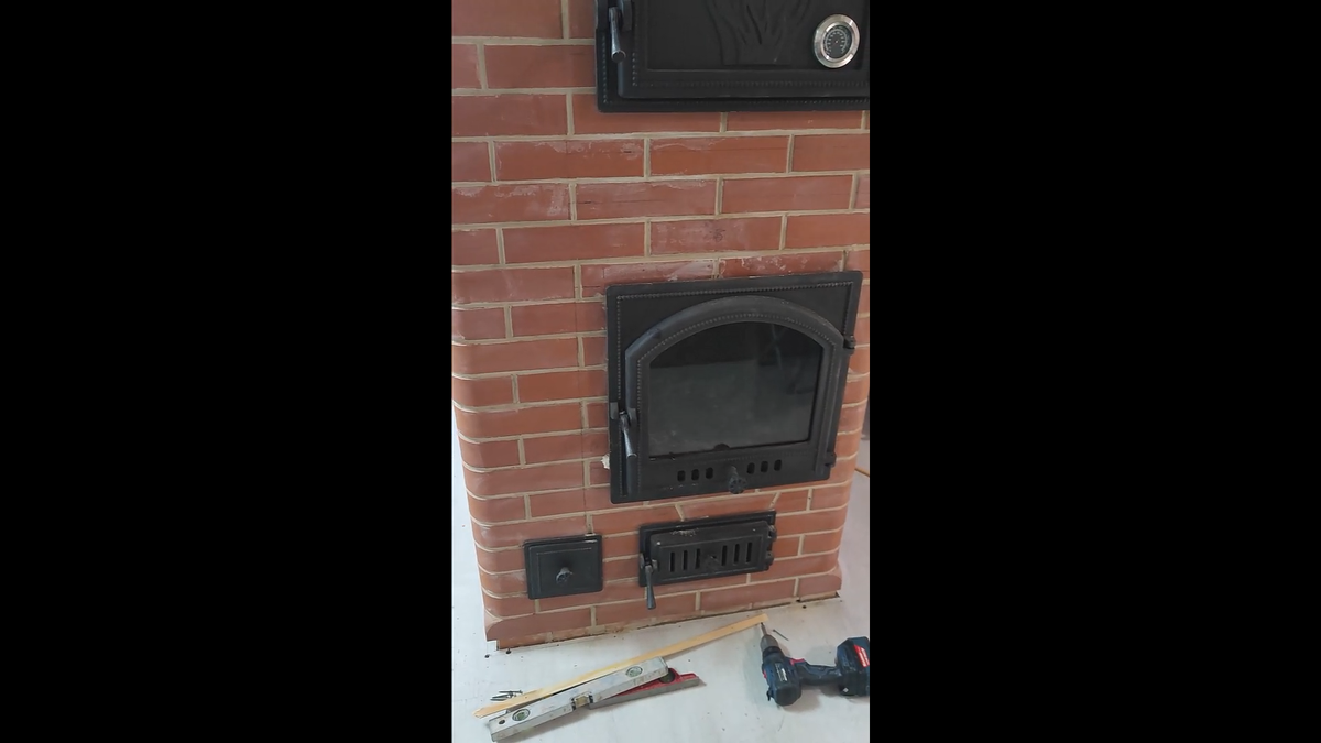 Обычный красный кирпич.