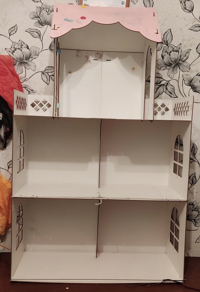 Дом клеится, поэтому связан веревками. На стенах и крыше художественная роспись предыдущей хозяйки