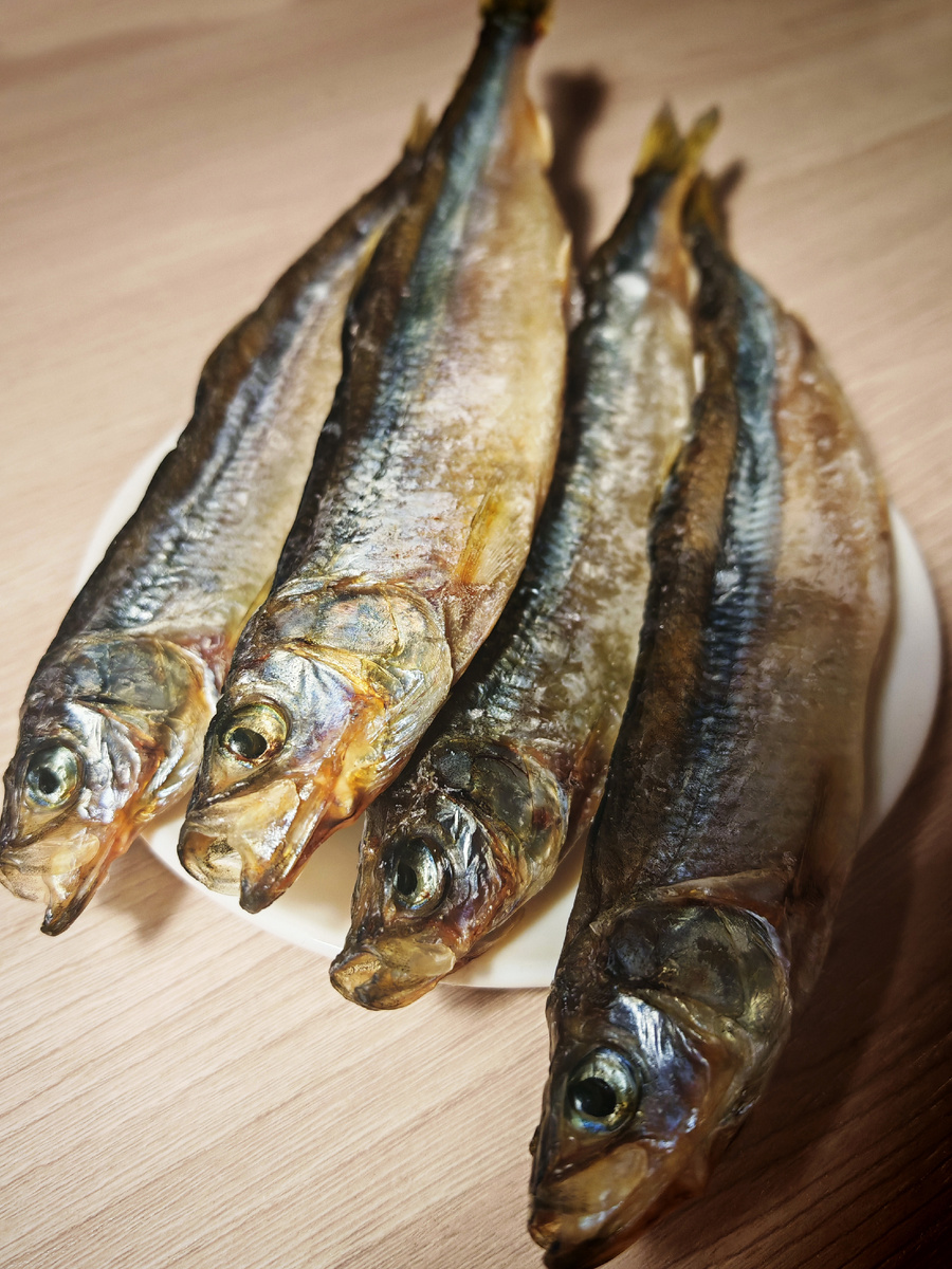 1. Корюшка на моем столе. Ее выловили на Шикотане год назад прошлой зимой. Потом ее засолии и завялили. Она хранилась в морозилке до лета. Летом я ее забрала и привезла в Красноярск и сохранила в морозилке до зимы. (Это уже остатки)