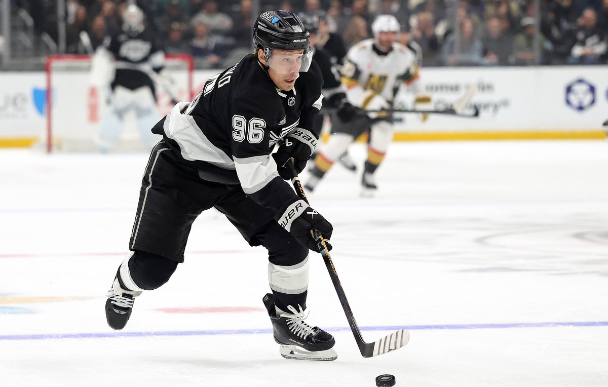    Нападающий "Лос-Анджелеса" Андрей Кузьменко  Ronald Martinez/Getty Images