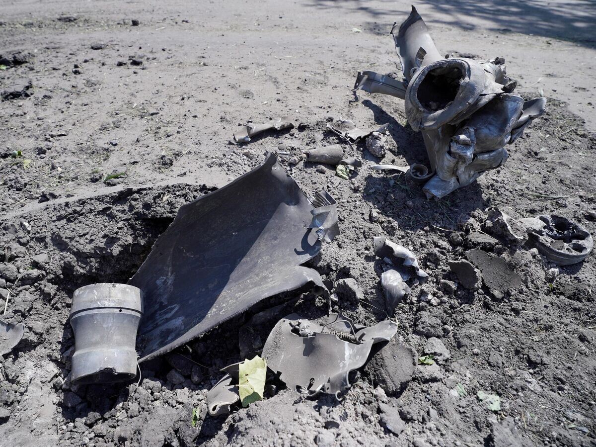    Фрагмент разорвавшегося снаряда после обстрела Горловки со стороны ВСУ | © РИА Новости / Сергей Батурин