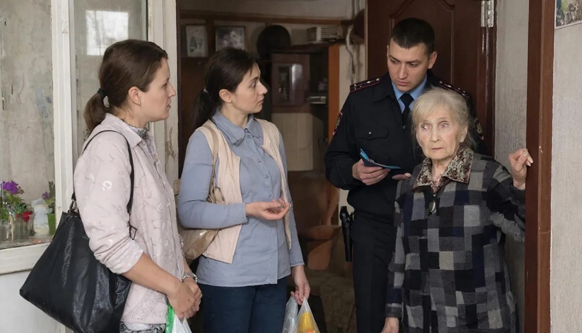 Соседка рассказала, чьо в квартире напротив живет мама с дочкой, но уже давно их никто не видел. Изображение создано ИИ. 
