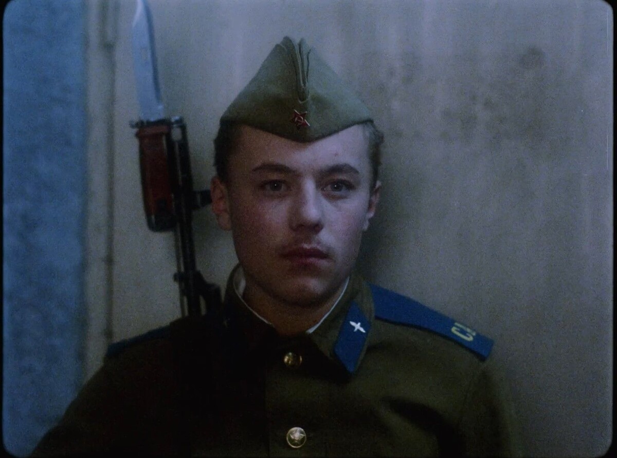 Исполнителя главной роли Эркенов нашёл в обычной воинской части, куда приехать подбирать актёров. Уже после съёмок и демобилизации Васильков решил стать актёром и поступил во ВГИК.