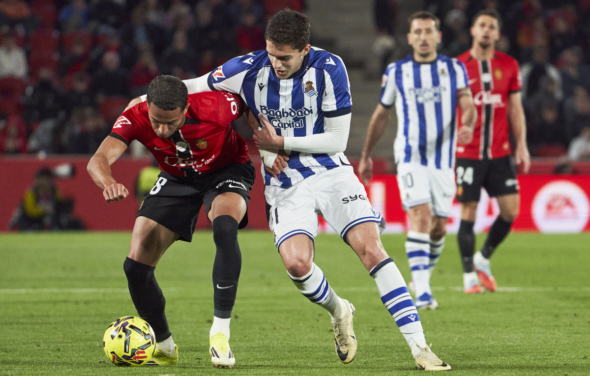    Нападающий "Мальорки" Матео Джозеф и полузащитник "Реал Сосьедад" Арсен Захарян  Rafa Babot/Getty Images