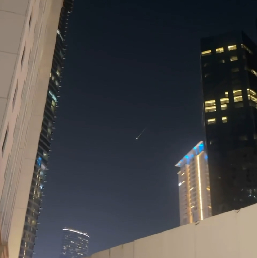 Небо над Дубаем. То, что летит, это не комета.