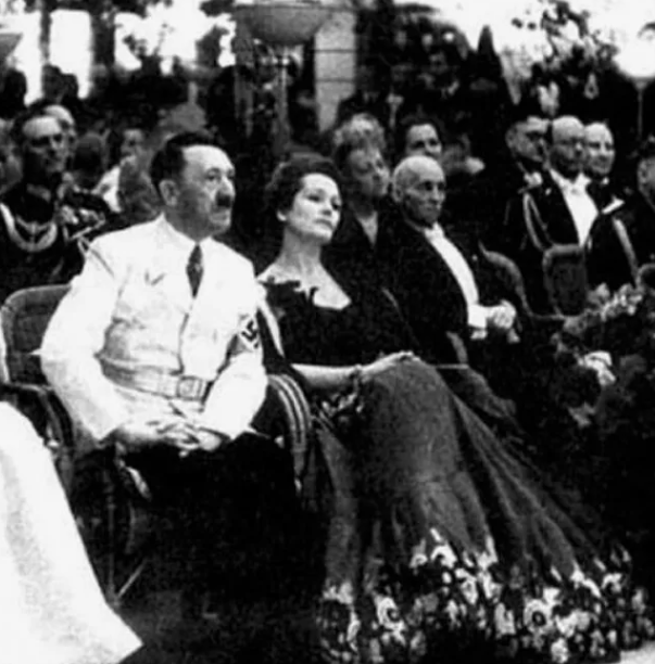 1939 год. Ольга Чехова сидит по правую руку от фюрера. В этот момент в Москве её считали агентом номер один